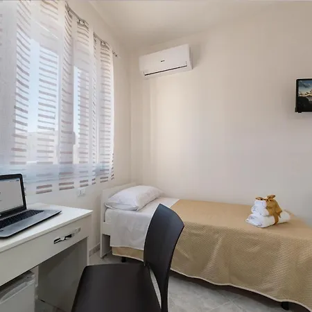 Tra La Montagna E Il Mare B&B