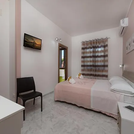 Tra La Montagna E Il Mare B&B